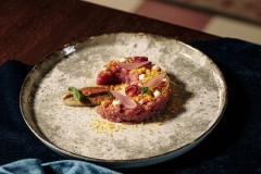 Tartare-di-vitello-tuorlo-marinato-e-ortaggi-alla-brace_Credits_LaCookAgency_Menage_CellarRestaurantLounge__WMR7327