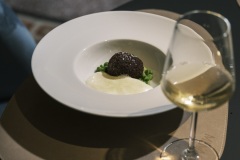 Uovo-nero-barzotto-piselli-limone-e-spuma-al-parmigiano_Credits_LaCookAgency_Menage_CellarRestaurantLounge_WMR9095