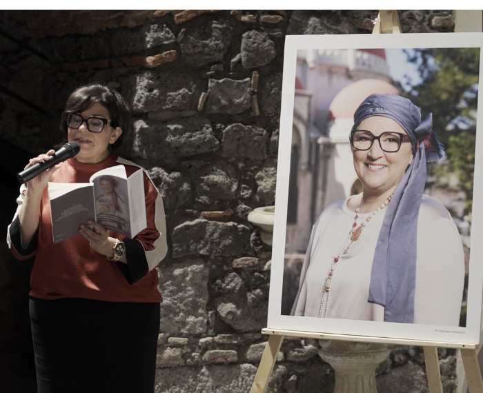 “CON.Tu.rbante”, solo perché mi piace”. Dopo la mostra fotografica e il video-racconto, il progetto di sensibilizzazione di ACTO Sicilia diventa un libro Nato dalla penna di Giusy Scandurra, direttore UOC Oncologia Medica e dell’umanista Pina Travagliante con le foto del compianto Francesco Sciacca Dedicato a Daniela Spampinato, prima presidente di ACTO Sicilia