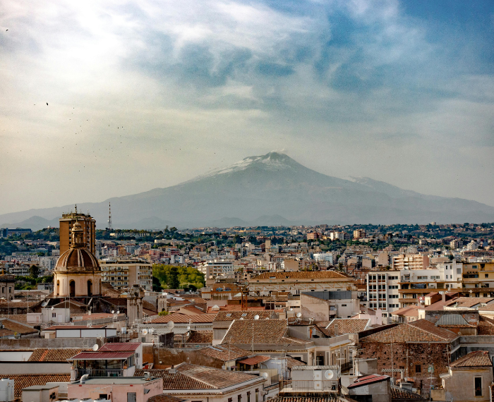 Etna | Foto di Oscar M: https://www.pexels.com/it-it/foto/citta-punto-di-riferimento-edifici-montagna-17650773/