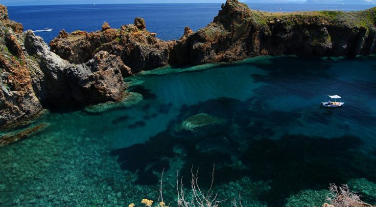 Spiagge delle isole minori della Sicilia - Cala Junco a Panarea