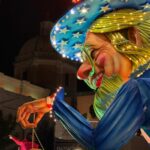 La consegna delle chiavi della Città a Re Burlone apre ufficialmente l’edizione 2025 del ”Carnevale di Acireale”. Prima sfilata in notturna dei carri allegorici