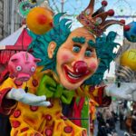 La consegna delle chiavi della Città a Re Burlone apre ufficialmente l’edizione 2025 del ”Carnevale di Acireale”. Prima sfilata in notturna dei carri allegorici