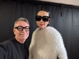 Francesco Cospolici nel dietro le quinte della Paris Fashion Week per lo stilista Victor Weinsanto