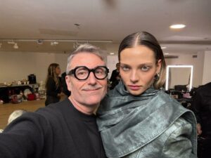 Francesco Cospolici nel dietro le quinte della Paris Fashion Week per lo stilista Victor Weinsanto