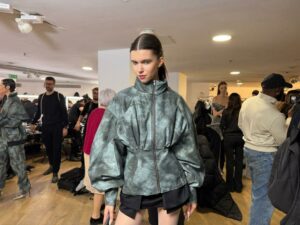 Francesco Cospolici nel dietro le quinte della Paris Fashion Week per lo stilista Victor Weinsanto