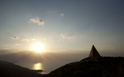 TORNA IL RITO DELLA LUCE ALLA PIRAMIDE 38° PARALLELO E RINASCE IL NUOVO ATELIER SUL MARE ASTEROIDE20049 ANTONIO PRESTI A VILLA MARGI