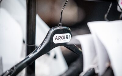 Francesco Argiri, il visionario fashion designer, scala le vette internazionali debuttando all’Italian Fashion Show di Londra.