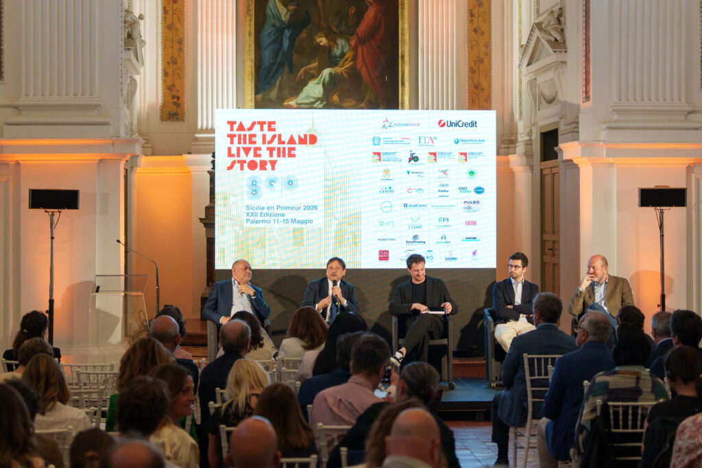 Da sinistra Vincenzo Russo, Dario Stefàno, Andrea Amadei, Filippo Galanti ed Edoardo Colombo al convegno Sicilia en Primeur 2026