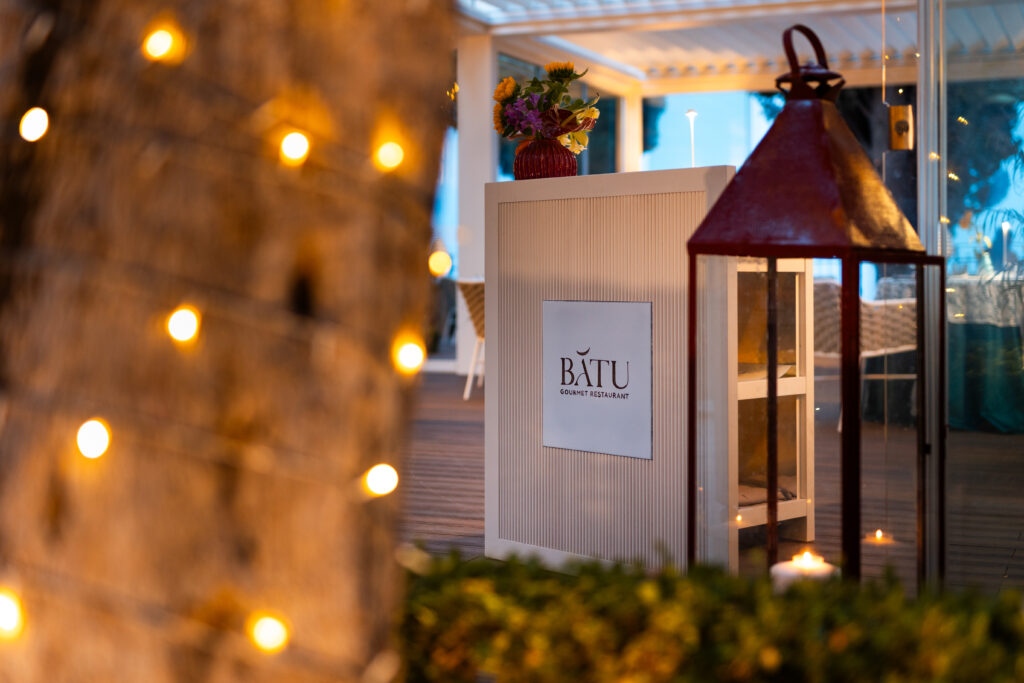 Sala del ristorante fine dining Bàtu al Grand Hotel San Pietro di Taormina, stagione 2026