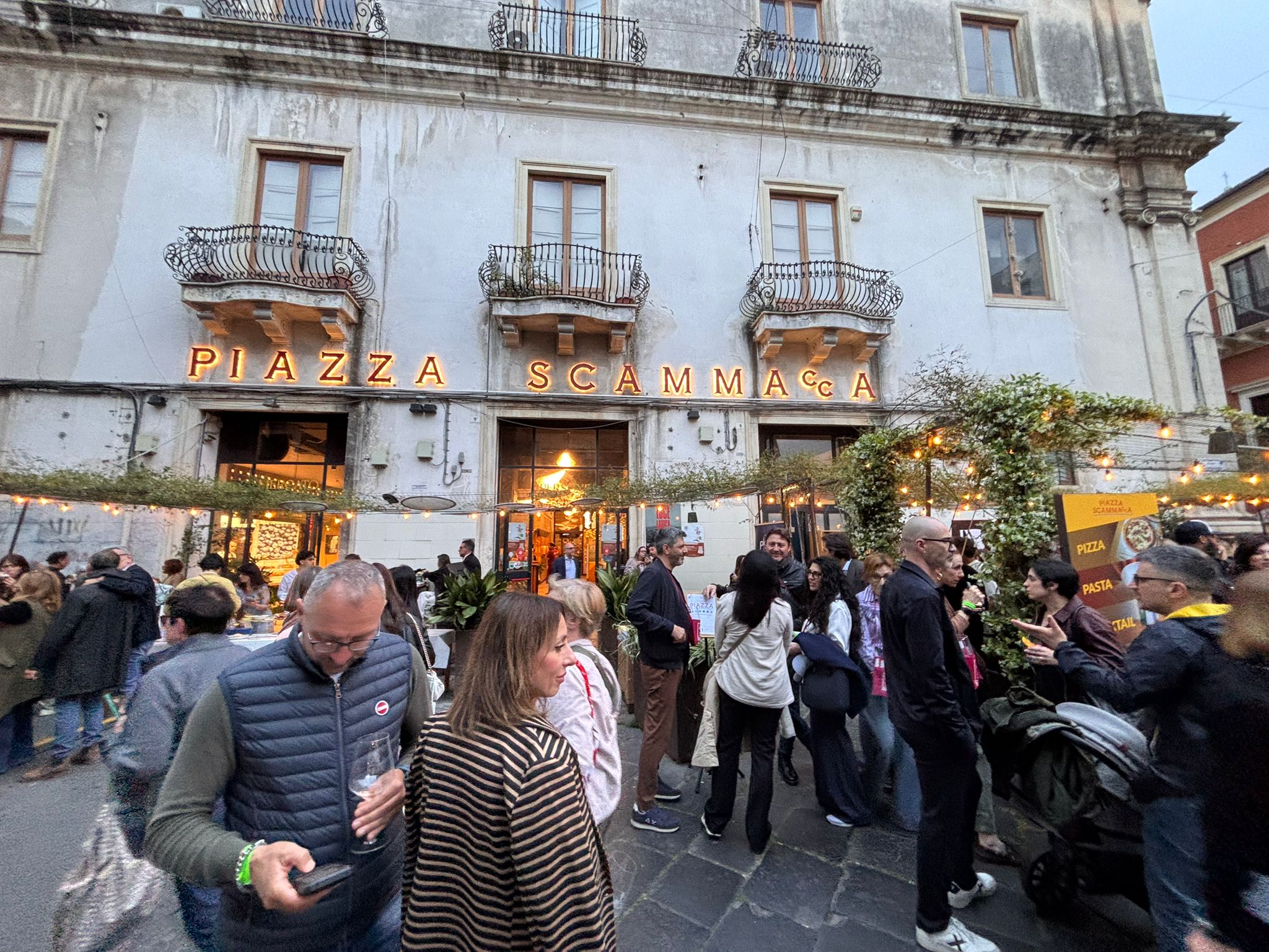 abato del Vignaiolo FIVI 2026 in Piazza Scammacca a Catania, vignaioli siciliani e pubblico