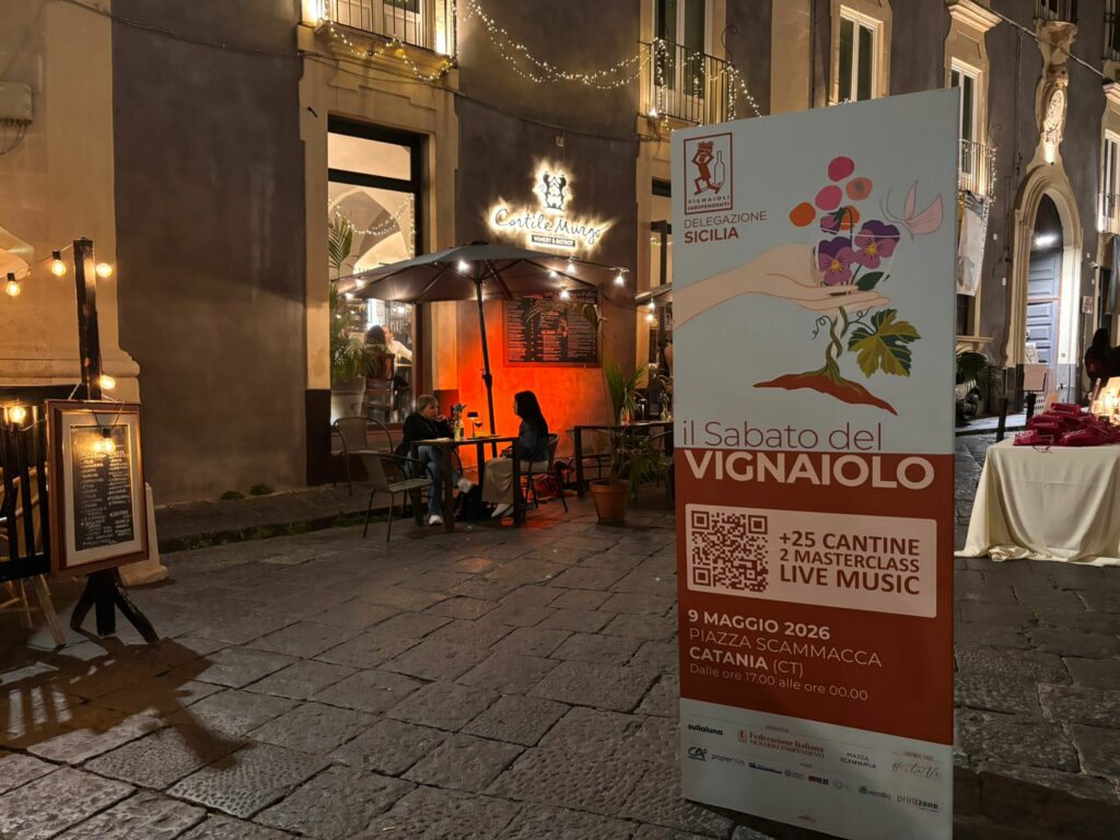 Locandina del Sabato del Vignaiolo FIVI 2026 affissa in strada a Catania