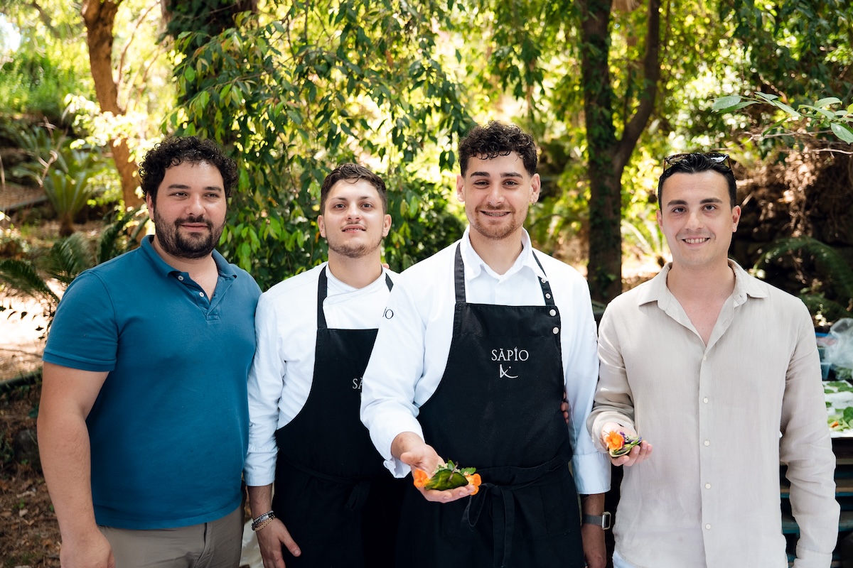 alessandro-ingiulla-team-botanica-sapore-acireale.jpg lessandro Ingiulla e il team di cucina a Botanica del Sapore, Batia dell'Arcangelo Gabriele Acireale