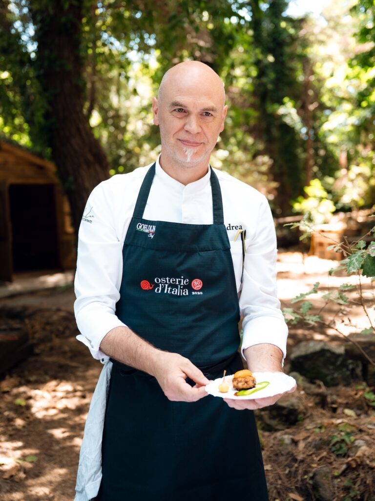 Lo chef Andrea Alì durante il percorso gastronomico di Botanica del Sapore alla Batia di Acireale