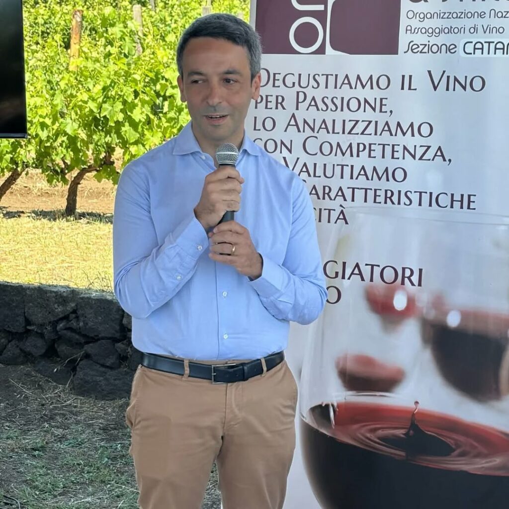 Graziano Nicosia accoglie i visitatori di Cantine Aperte 2026 a Tenute Nicosia sull'Etna