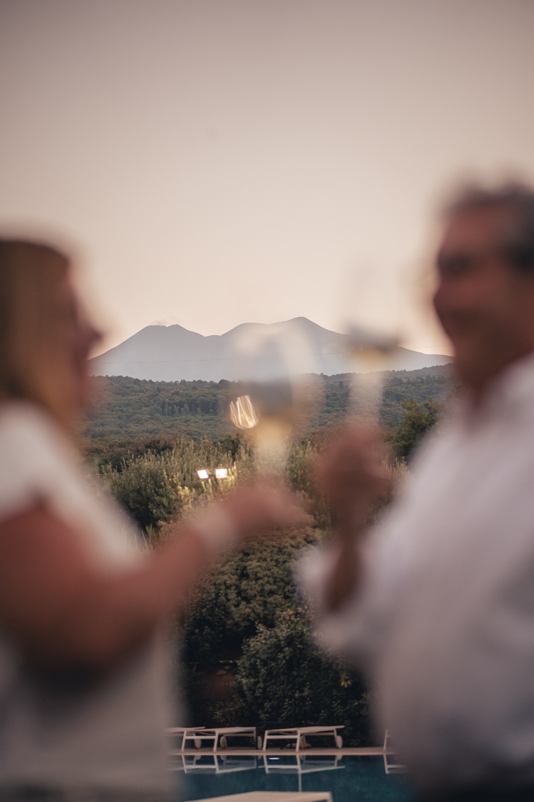 calici-vino-wine-grill-party-etna-2026.jpg Calici di vino in degustazione durante il Wine and Grill Party 2026 sull'Etna