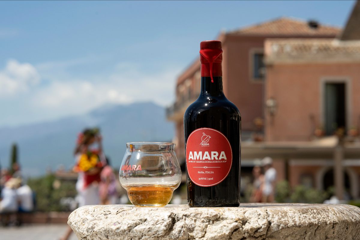 bottiglia-amaro-amara-etna-sicilia.jpg Bottiglia di Amaro Amara, ambasciatore dell'anima vulcanica dell'Etna alla cena del Brizza Taormina