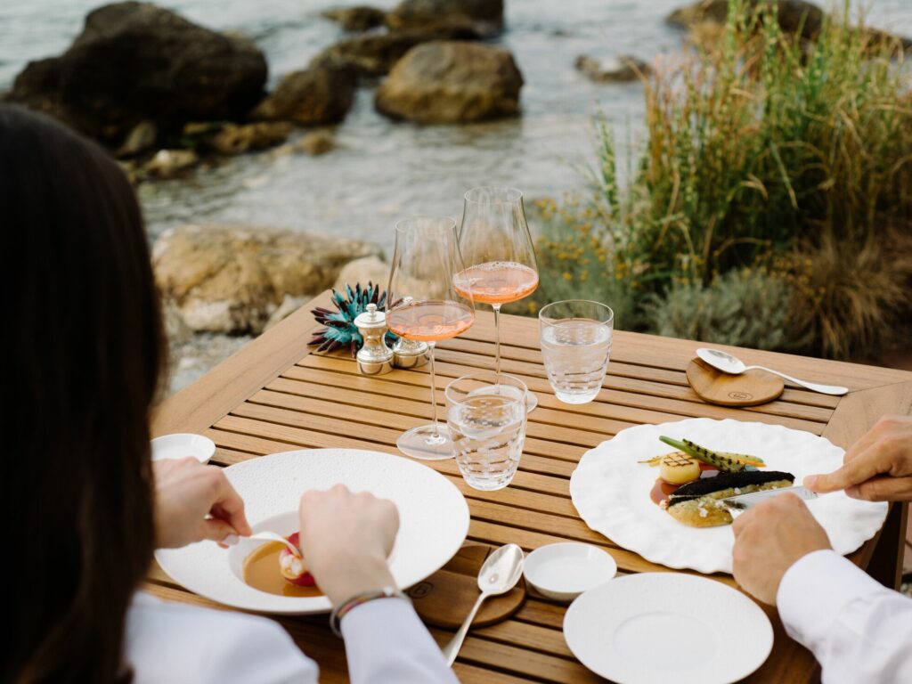 Ospiti degustano il menù della cena Amaro Amara al Brizza di Villa Sant'Andrea, Taormina