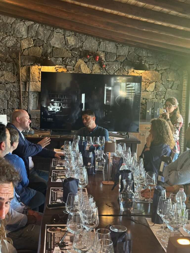 La tavolata della degustazione Manhattan di Woody Allen a Tenute Nicosia, Cantine Aperte 2026