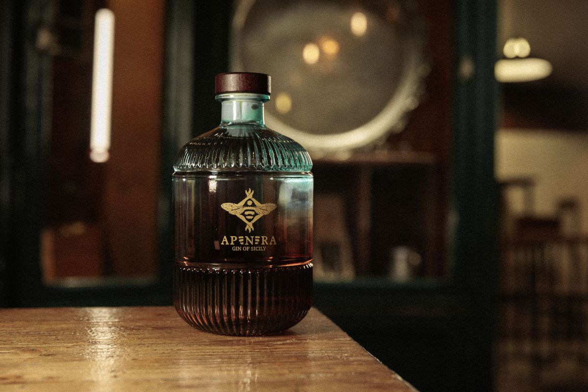 apenera-gin-siciliano-regno-unito-bottiglia.jpg Bottiglia di Apenera, gin siciliano premium che conquista il Regno Unito