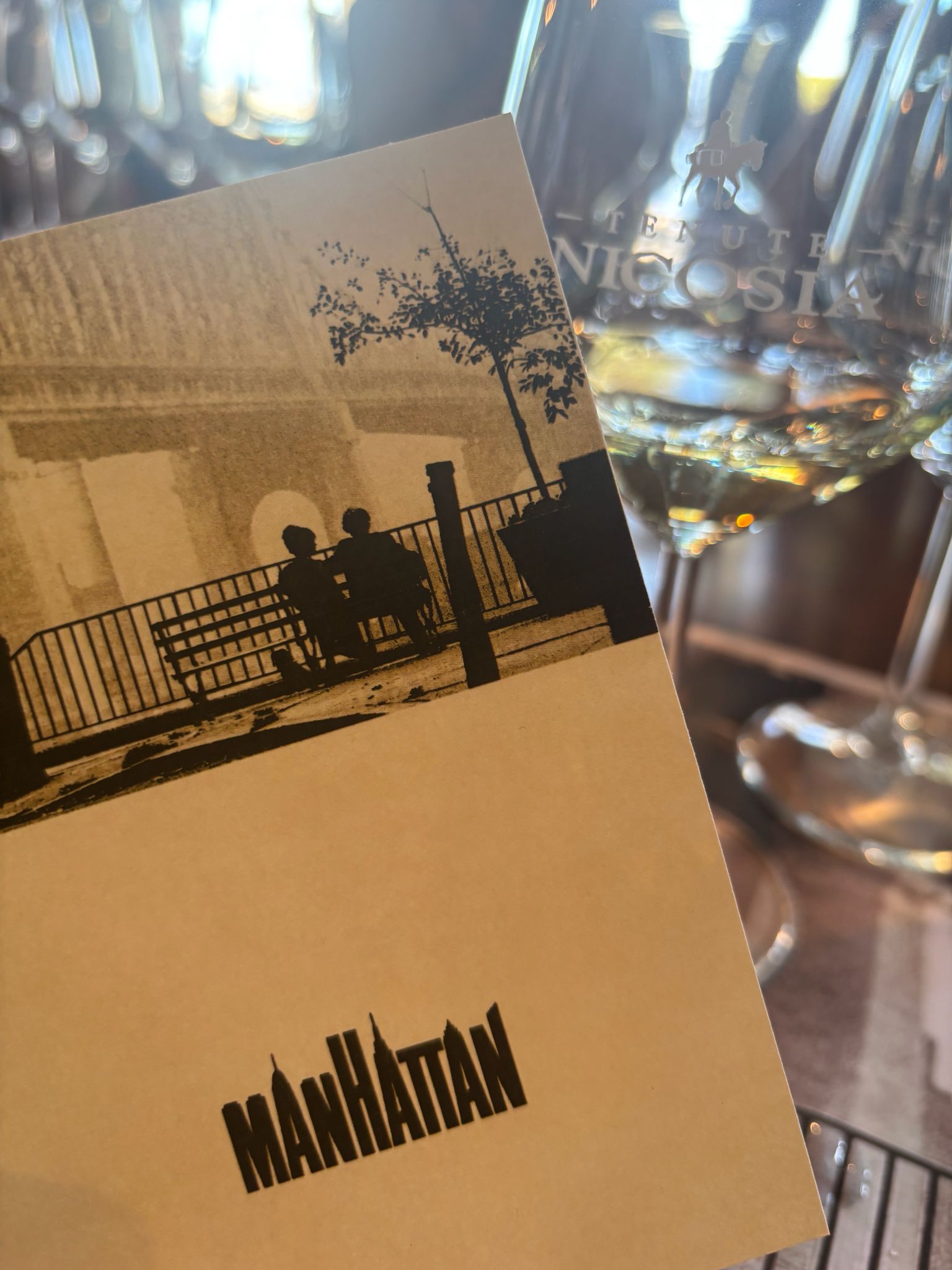 invito-manhattan-woody-allen-vini-essai-tenute-nicosia.jpg Invito cartaceo all'evento Il Manhattan di Woody Allen: cinema e vini d'essai, Tenute Nicosia