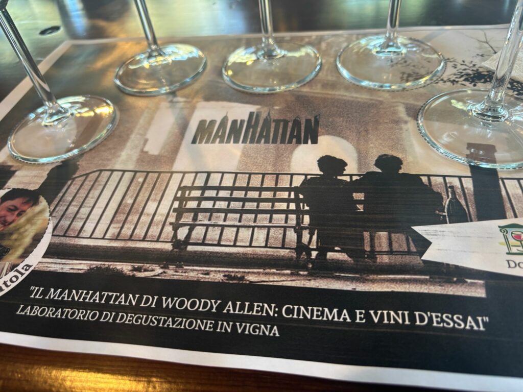 Tovaglietta a tema Manhattan di Woody Allen alla degustazione cinema e vini di Tenute Nicosia