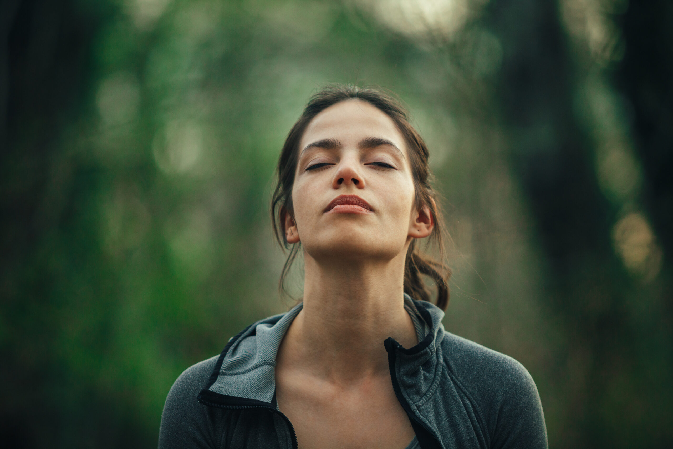 Young beautiful woman exercise in the forest capitale cognitivo - GEFARMA ITALIA