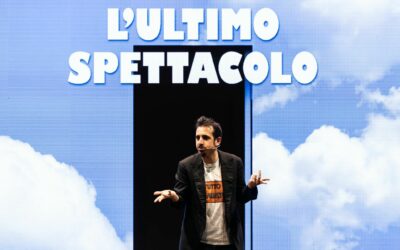 Se fosse davvero l’ultimo spettacolo? La comicità riflessiva e travolgente di Roberto Lipari conquista il Teatro Antico di Taormina