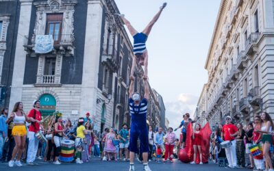 Ursino Buskers 2026: l’arte di strada conquista case, balconi e botteghe nel cuore di Catania